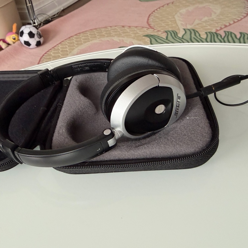Bose Wired Black and Silver Over-Ear Headphones with case